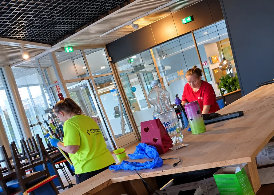 Kaksi Cleanan ty&ouml;ntekij&auml;&auml; puhdistaa ravintolan tiski&auml;